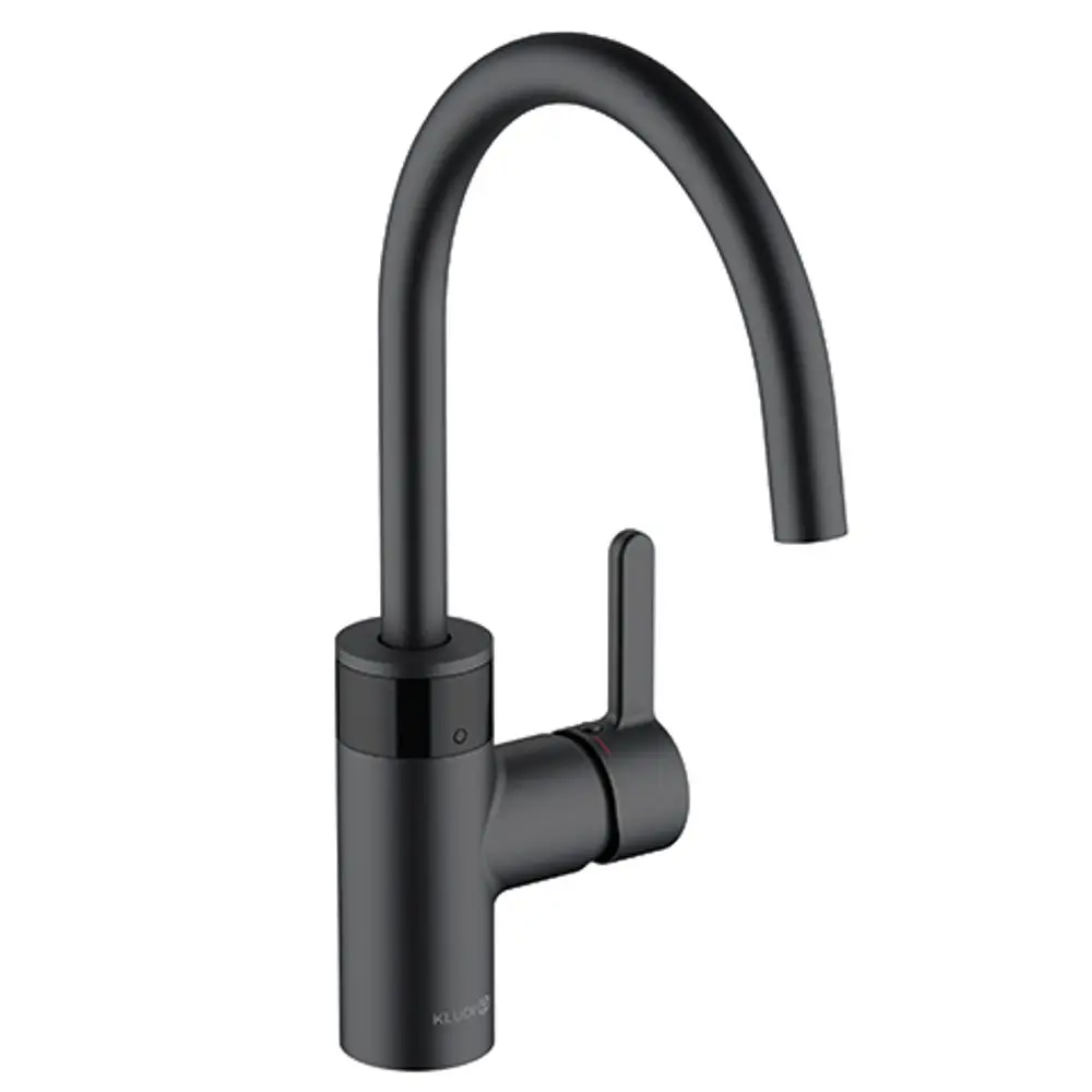 Schwarzer Küchenmischer von Kludi mit hohem, gebogenem Auslauf und einseitigem Hebel zur Wassersteuerung. Der Körper hat eine matte Oberfläche.